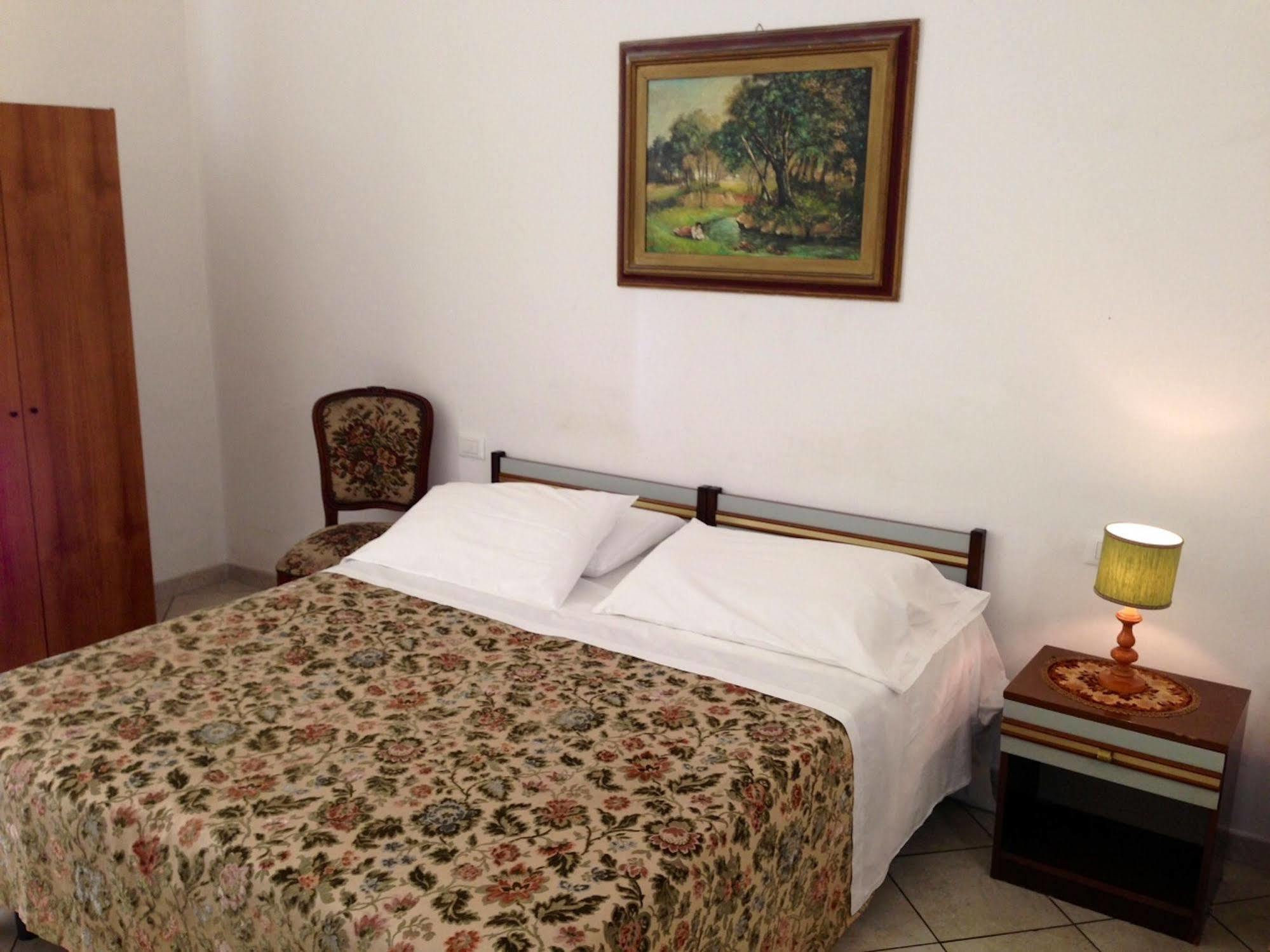 Hostel Veronique Firenze Bagian luar foto