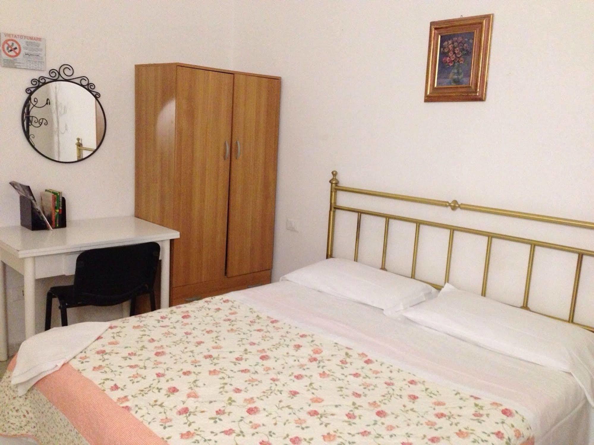 Hostel Veronique Firenze Bagian luar foto