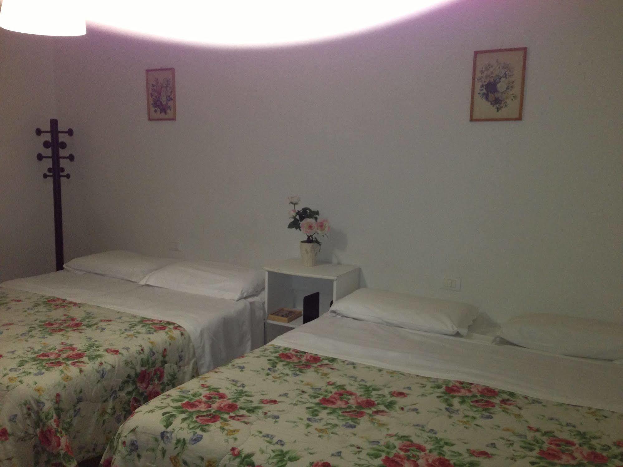 Hostel Veronique Firenze Bagian luar foto