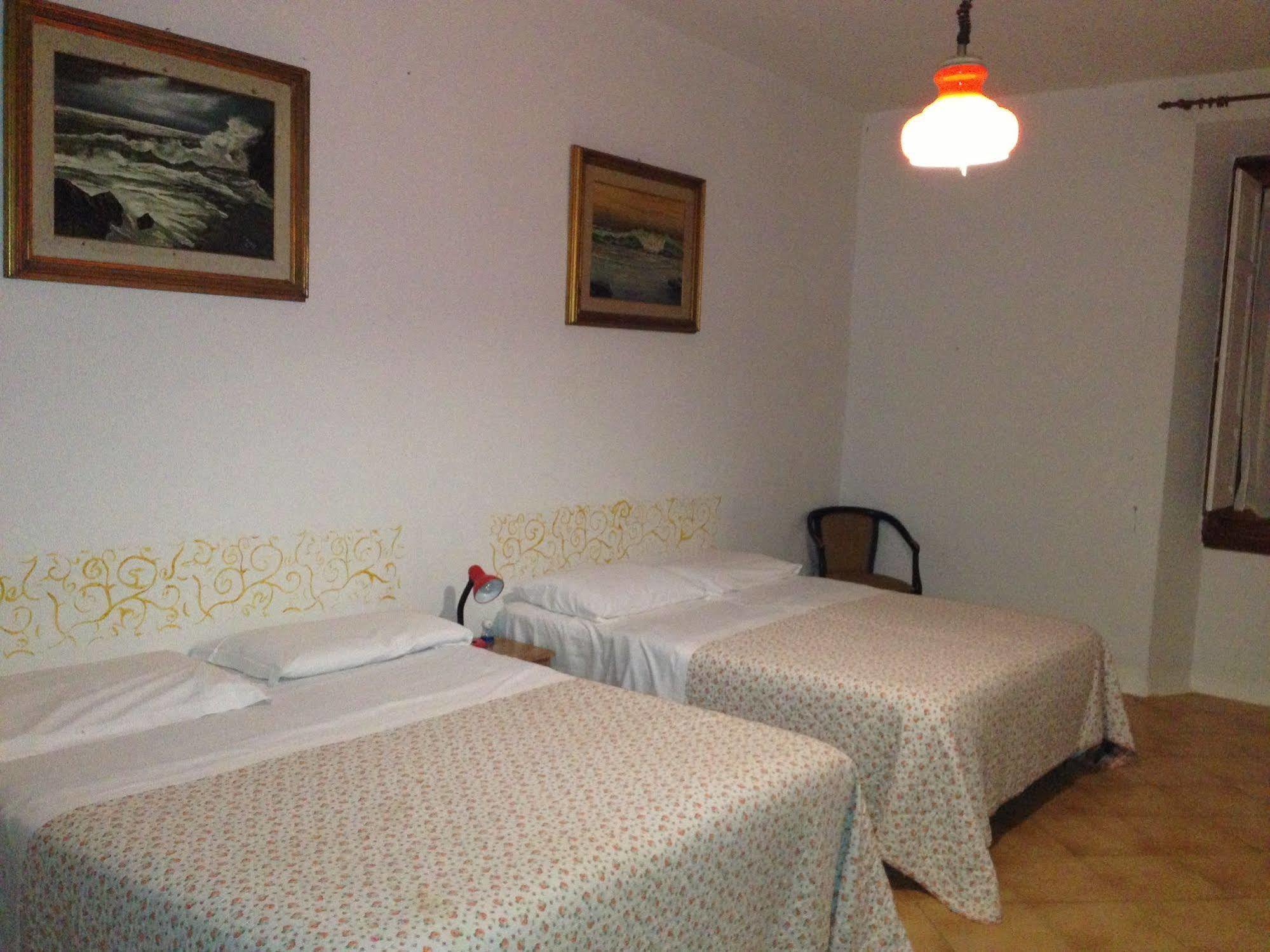 Hostel Veronique Firenze Bagian luar foto