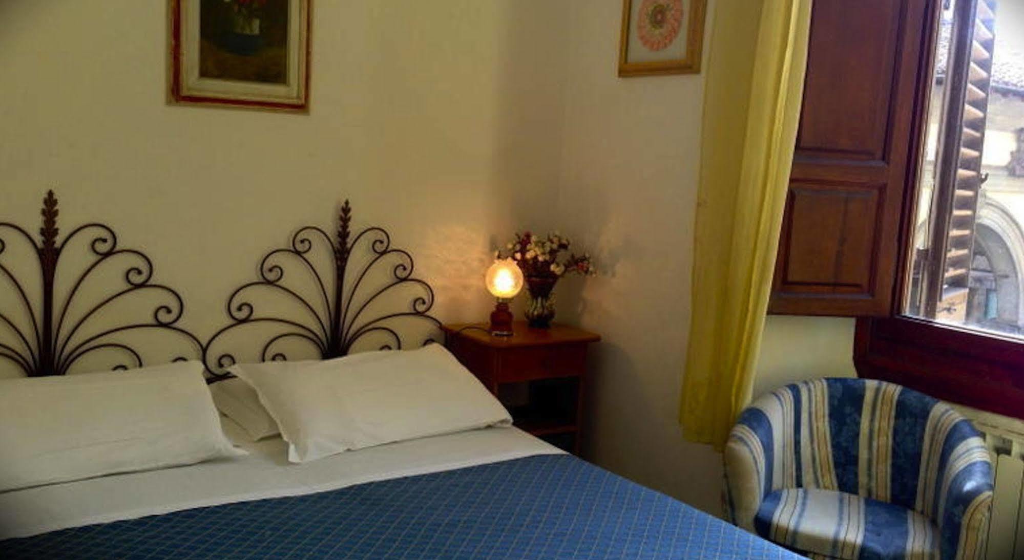 Hostel Veronique Firenze Bagian luar foto